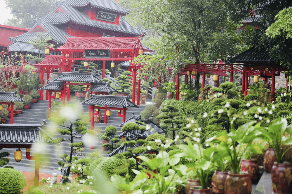 Ch&ugrave;a C&acirc;y Thị c&oacute; sự kết hợp h&agrave;i h&ograve;a giữa thi&ecirc;n nhi&ecirc;n v&agrave; nh&acirc;n tạo mang đến sự độc đ&aacute;o, mới mẻ cho du kh&aacute;ch. (Nguồn: Fanpage Ch&ugrave;a C&acirc;y Thị)